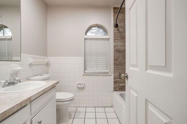 Building Photo - Move In Special - 1/2 off 1st months rent