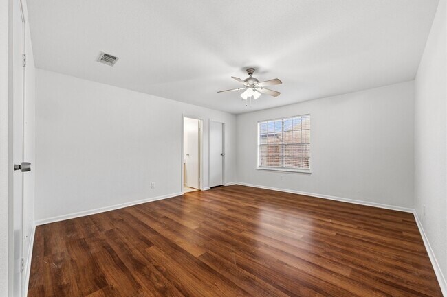 Building Photo - 9850 Pagewood Ln