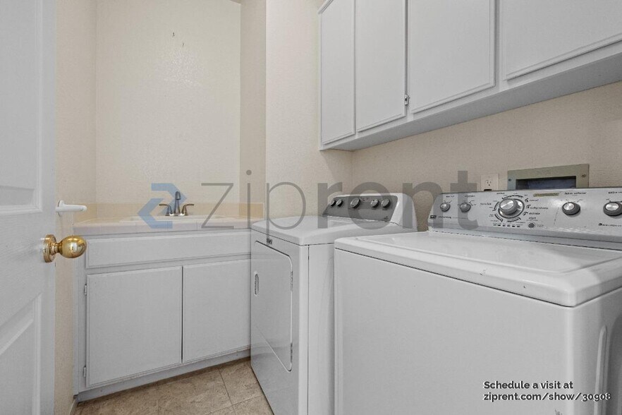 Building Photo - 1001 Sandhurst Dr