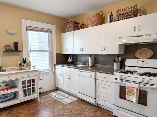 Building Photo - 10 Hunnewell Ave