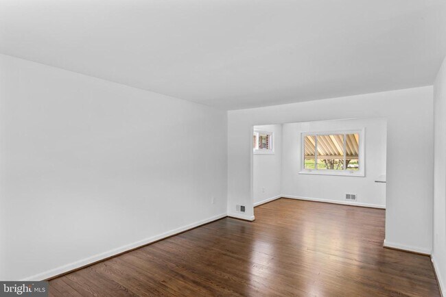 Building Photo - 2521 Fairhill Dr