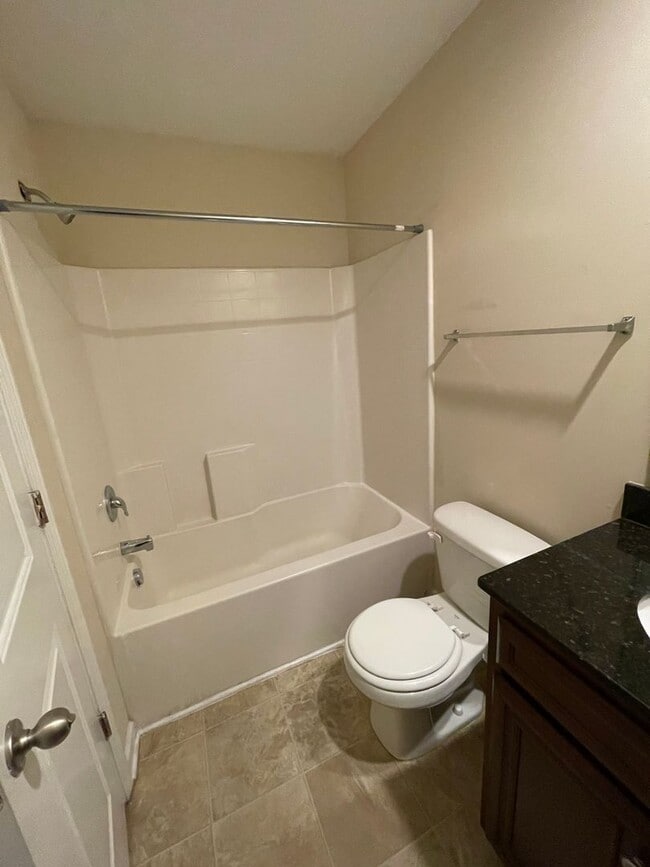 Building Photo - 3 bedroom townhome