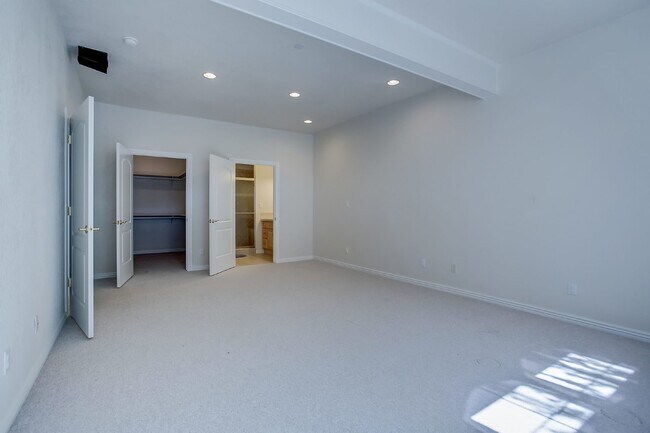 Building Photo - Beautiful Home in Gated Community