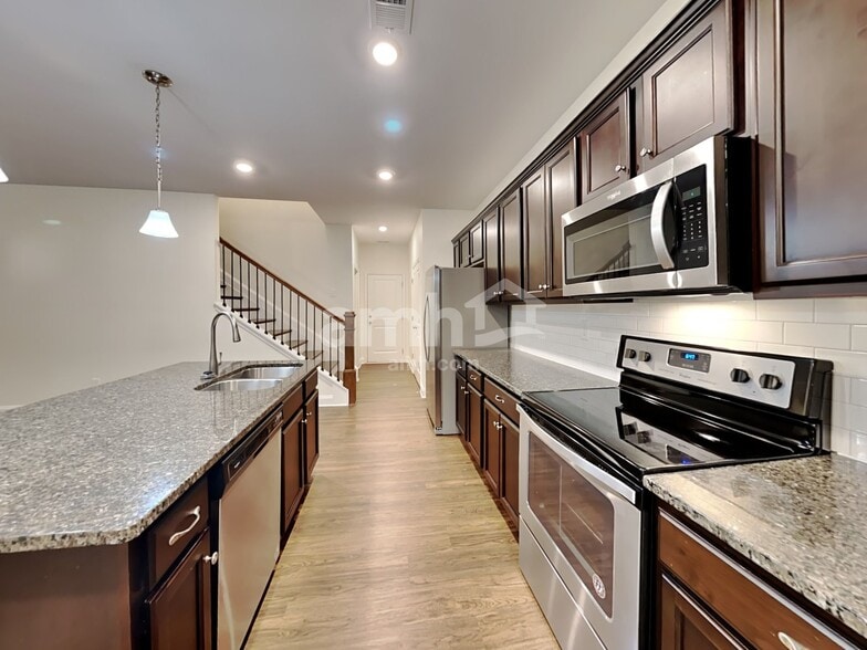 Building Photo - 3348 Okelly Dr