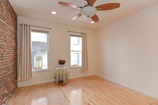 Building Photo - 10 Hancock St