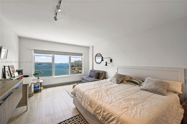 Building Photo - 11111 Biscayne Blvd