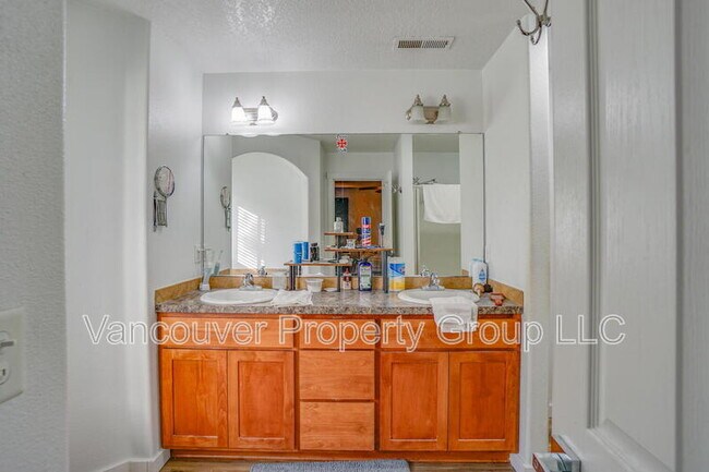 Building Photo - 6405 NE 87th Ave