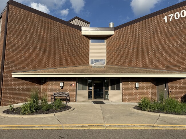 Building Photo - 1700 Four Oaks Rd