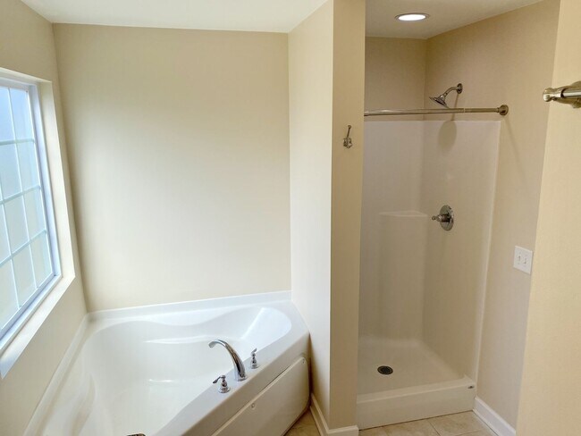 Building Photo - Great Location!! - 3 bedroom 2.5 bath home