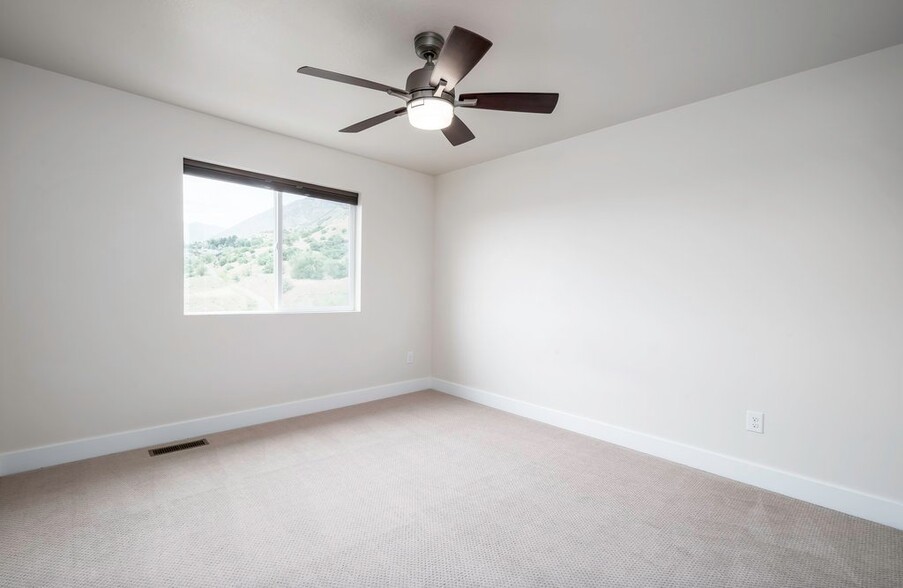 Building Photo - 711 Summit Dr