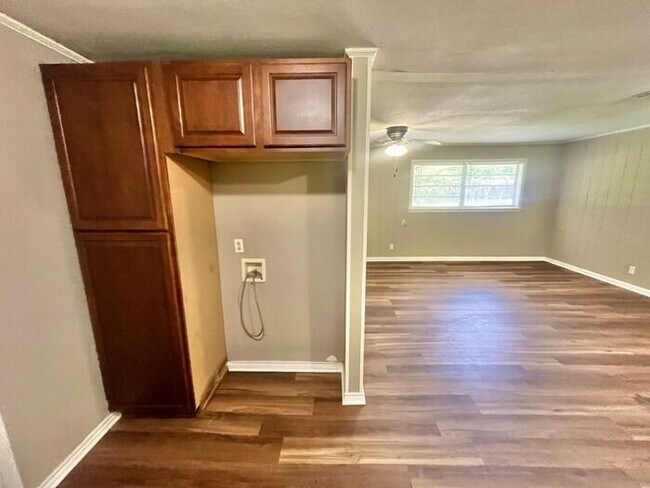 Building Photo - Tour Today! 3 Bedroom 2 Bath Single Family Home in Longview!