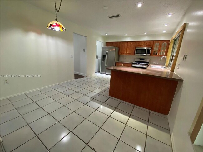 Building Photo - 8250 Southampton Dr