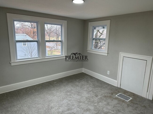 Building Photo - 1702 E 72nd St