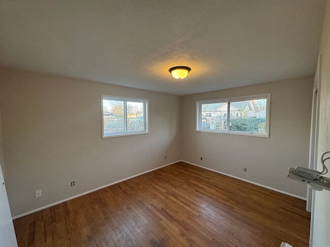 Building Photo - Great Vintage Home!