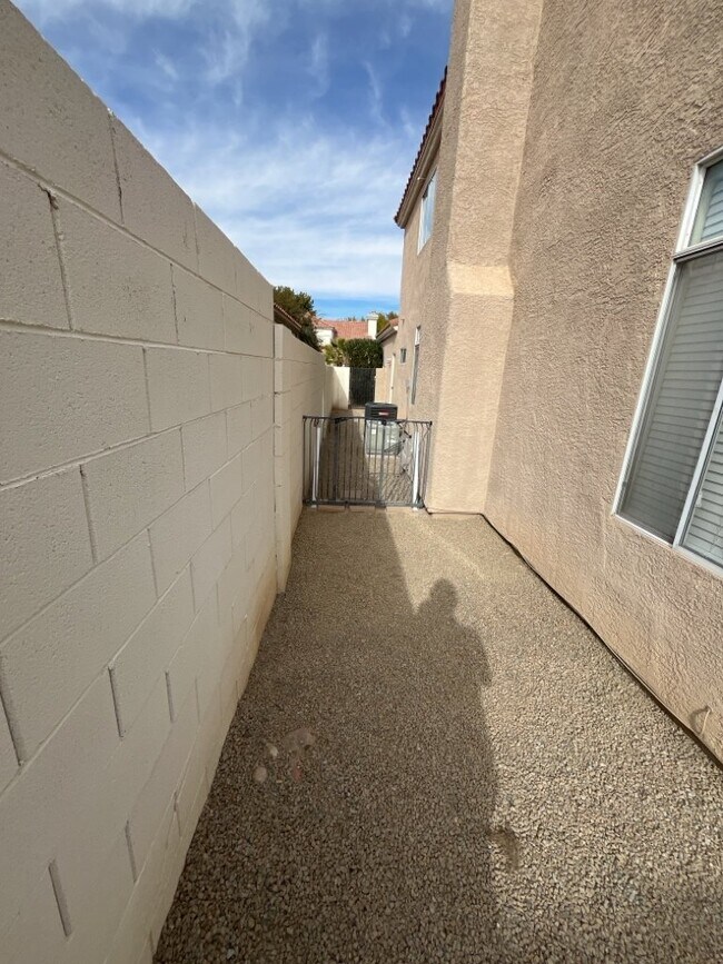 Building Photo - Encounter the ultimate luxury living exper...