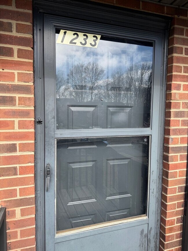 Building Photo - Oxford-2 Bedrooms