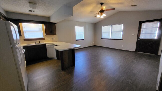Building Photo - Easy Access ~ 3 bedroom 1 bathroom