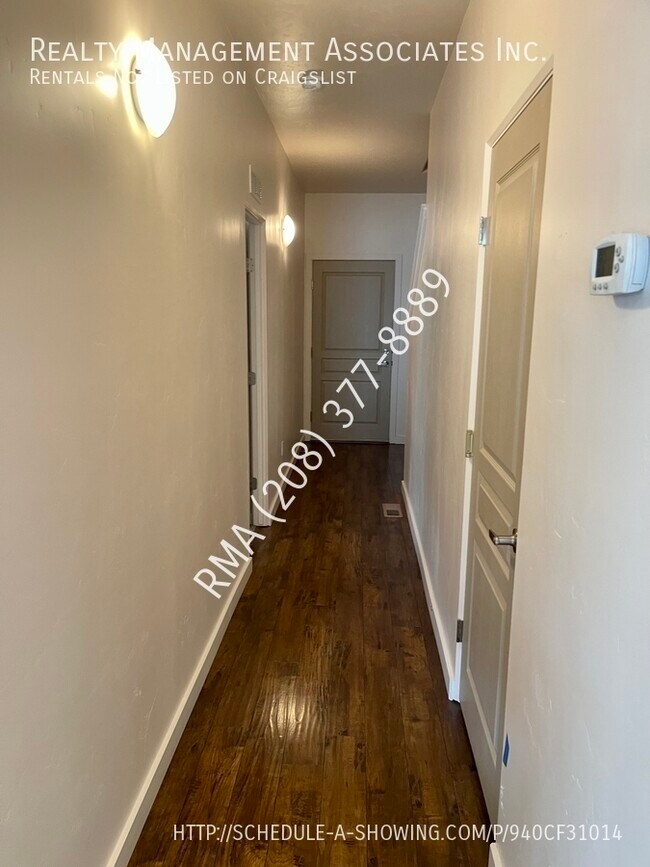 Building Photo - Gorgeous Townhouse Located in Meridian Nea...