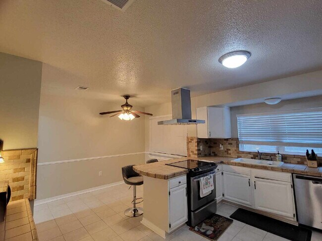 Building Photo - Beautiful Biloxi 3/2 fully furnished TDY!