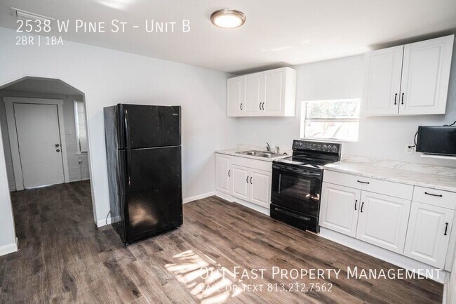 Building Photo - Freshly Renovated 2 Bedroom/1 Bath