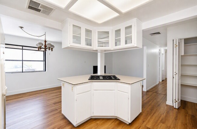 Building Photo - 220 Lilac Ct