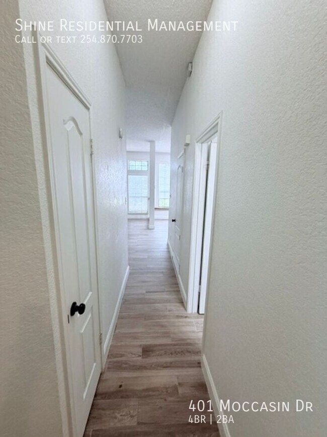 Building Photo - 401 Moccasin Dr