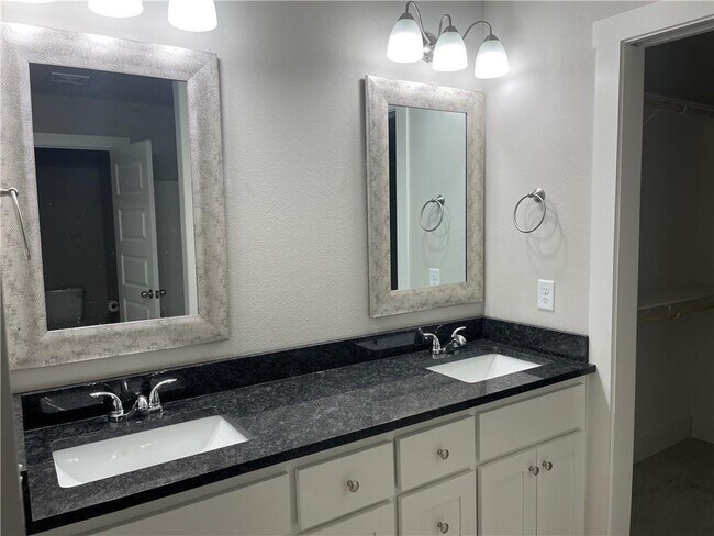 Building Photo - 505 N Collins Ave