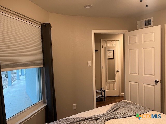 Building Photo - 943 Parkview Dr