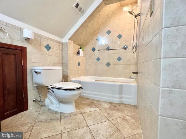 Building Photo - 17 Davis Ave