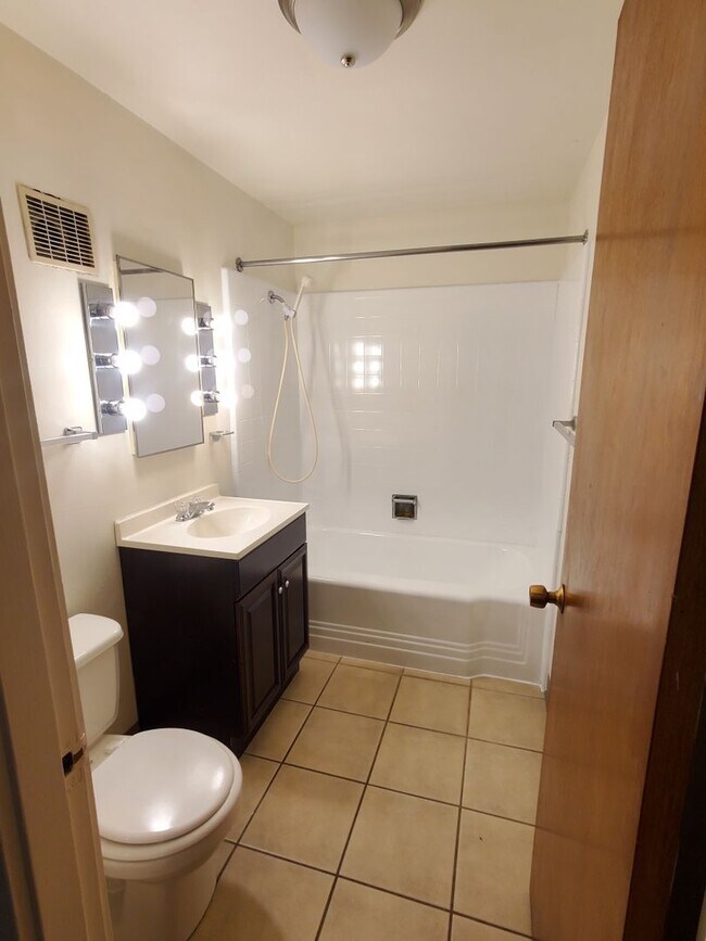 Building Photo - 1 Bedroom Apartment-August rent FREE!