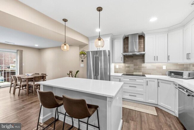 Building Photo - 4880 Chevy Chase Dr