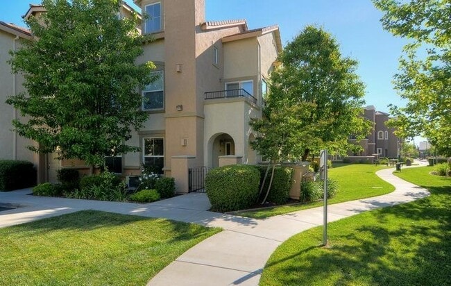 Building Photo - 2 Bed | 2 Bath | 1375 SF | Private 2 Garage | Loft Style Condominium | Owner pays WS&G
