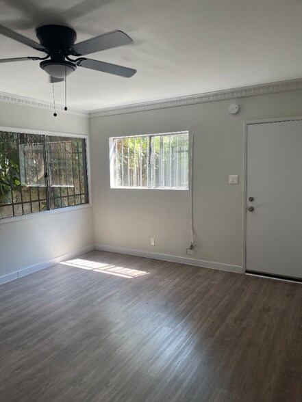 Building Photo - 2622 S Manhattan Pl