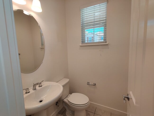 Building Photo - Beautiful 3 bedroom, 2.5 bathroom in Roseville!