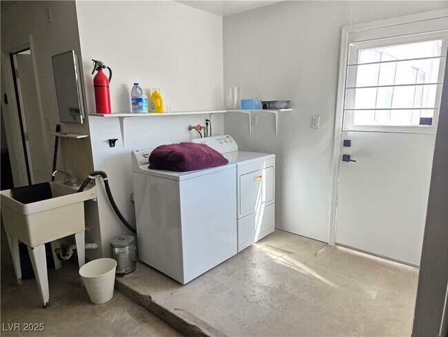 Building Photo - 1405 Termas