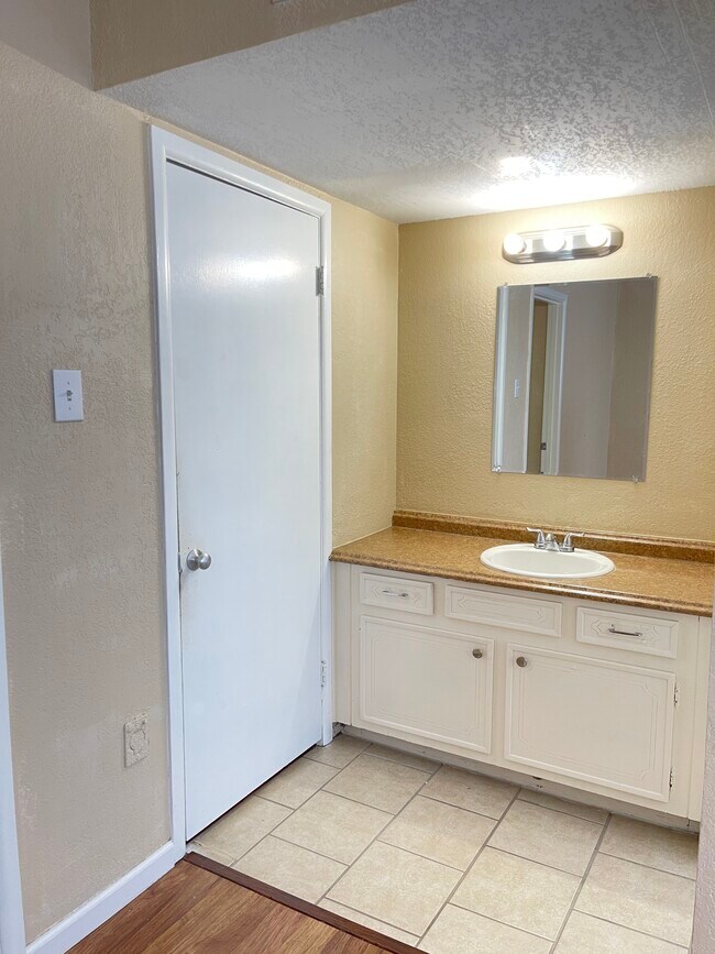 Building Photo - 327 E Locust St