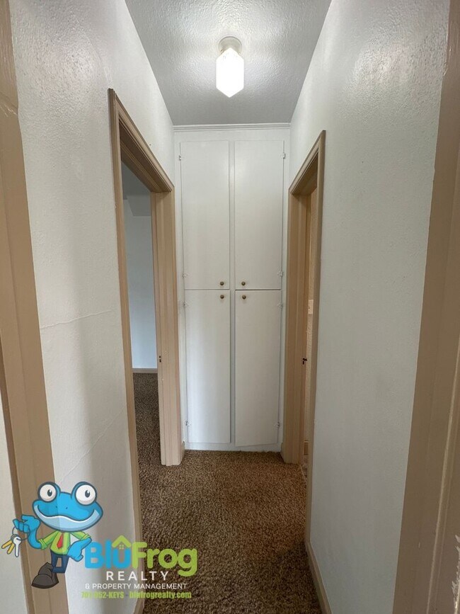 Building Photo - EZ - 402 Duplex