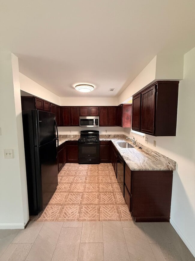 Building Photo - Three Bedroom Beautiful Home Available