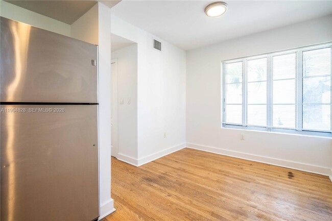 Building Photo - 2425 Flamingo Pl