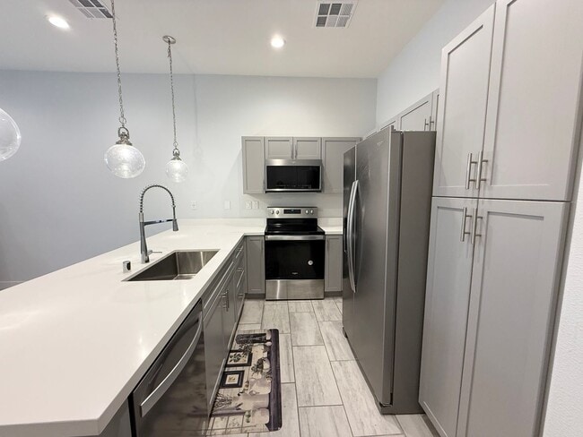 Building Photo - 3/BD 2.5/BA Sleek Townhome with High Ceili...
