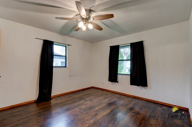 Building Photo - 2025 Willow Oak Dr