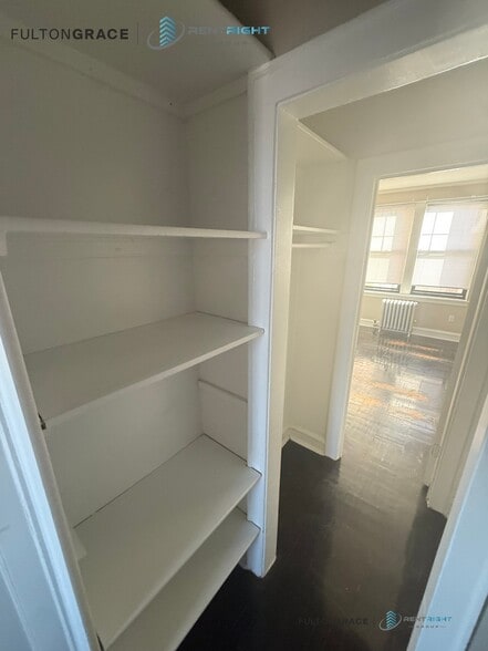 Building Photo - 1209 W Sherwin Ave