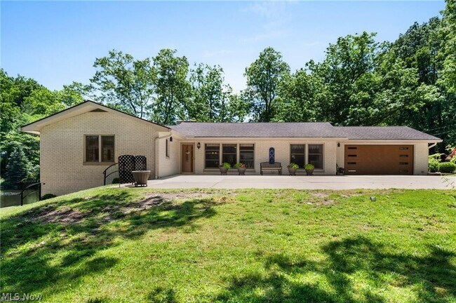 Building Photo - 685 Sunnyside Rd