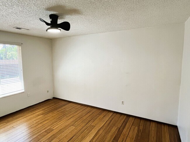 Building Photo - Beautifully Appointed Home on Generous Lot – SE Portland Rental!