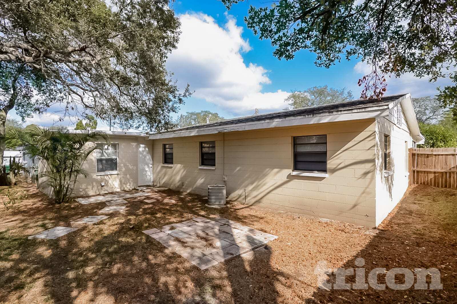 Building Photo - 10014 N Oklawaha Ave