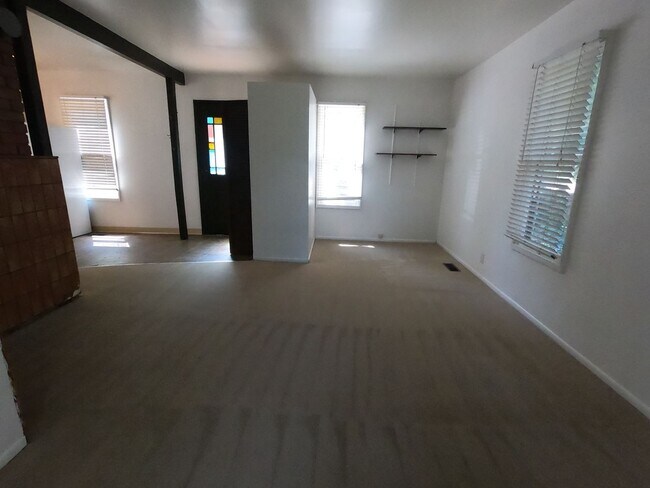 Building Photo - 3 Bedroom on West Side of The Hill