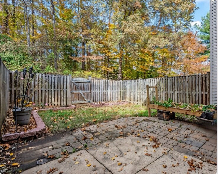 Building Photo - 7385 Hidden Knolls Ct