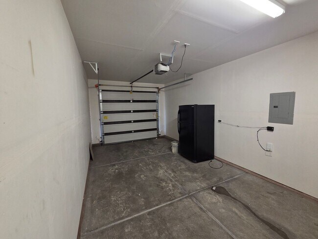 Building Photo - Large 4 Br - like new under $2k!