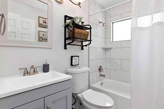 Building Photo - 10904 Putman Farm St