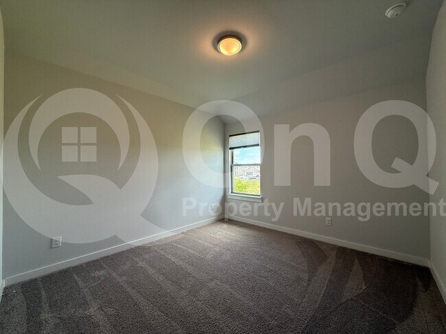 Building Photo - 405 Loganberry Dr